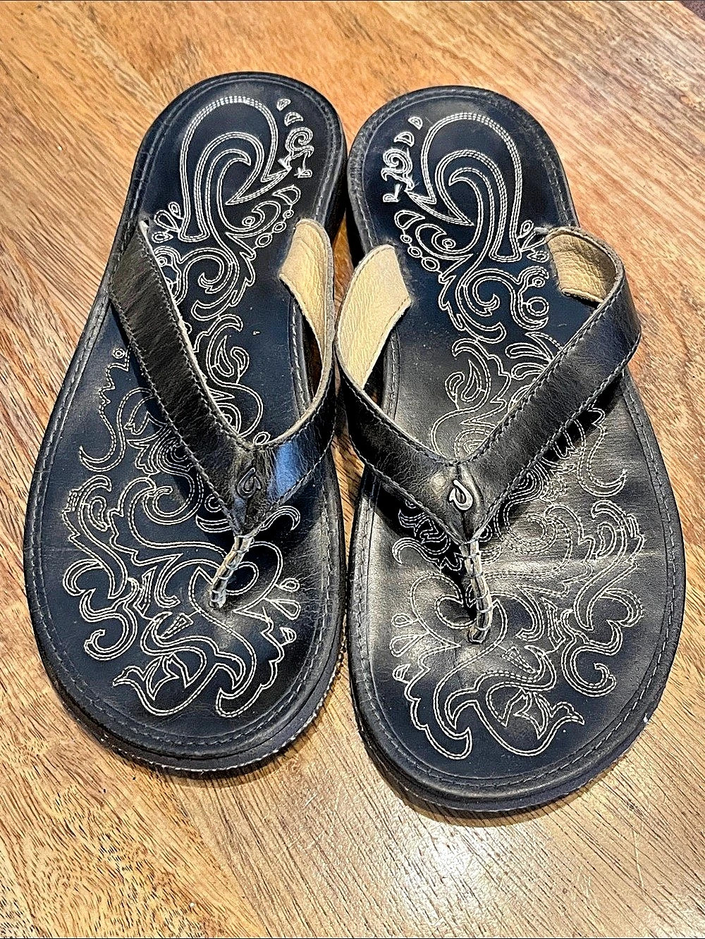 Olukai black sandals with Paisley design in US women’s 10